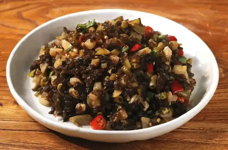 地皮菜容易熟,所以最后才加入,以保持其鲜嫩口感.