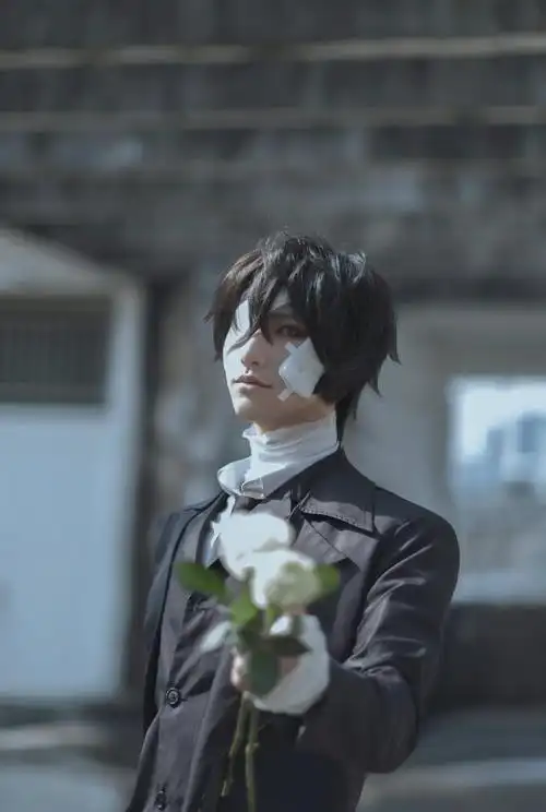 文豪野犬西装美男太宰治俊美的斯文败类手捧白玫瑰盛装出席