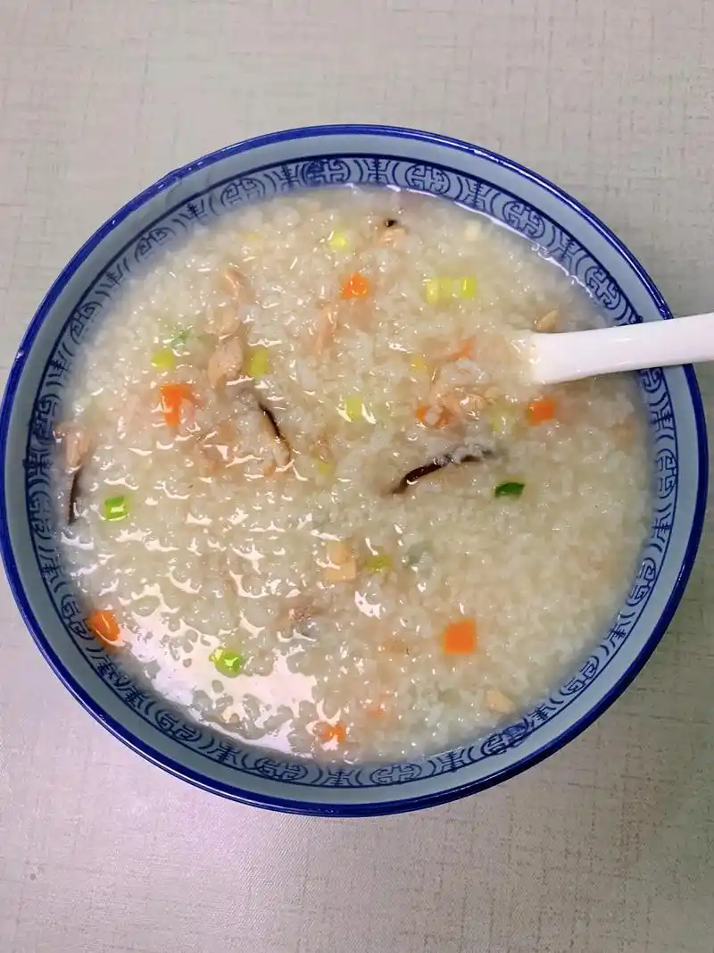 香菇鸡肉粥电饭煲的做法.