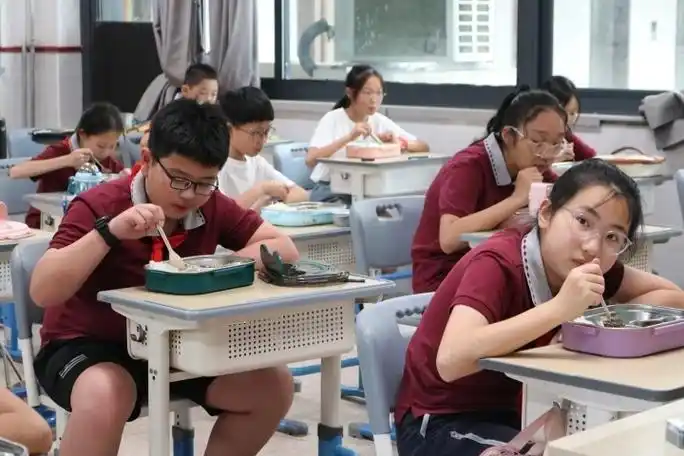 你孩子"分班考"了吗?今天杭州初一学生有点忙,家长有点紧张_腾讯新闻