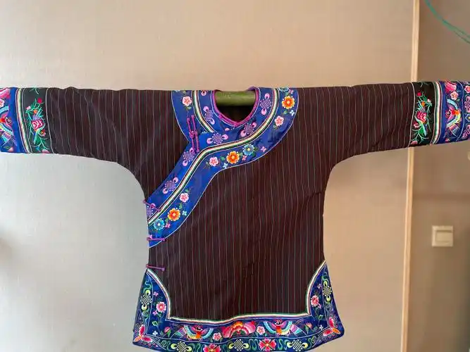 定制湘西民族服装苗族刺绣剪裁盘扣斜襟上衣宽松民族服装