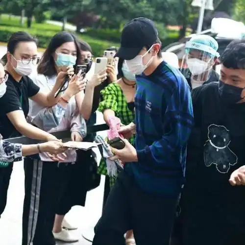 和上次的私人行程一样,提前得知邓伦行程的部分粉丝特意前来蹲点,还特