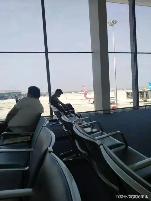 到了机场要办理值机,就是要领取你的登记牌,没个航空公司都有口,不懂