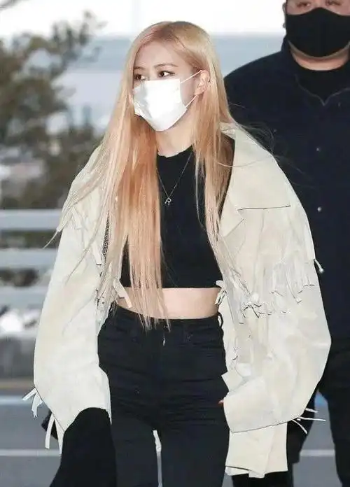 lisa这两年blackpink接着给大家种草,都是象征自己名字首字母的简约款
