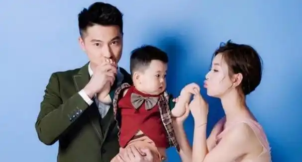 房子开着大众牌子的车,更让人祝福的是,在前不久,李小萌诞下了第二胎