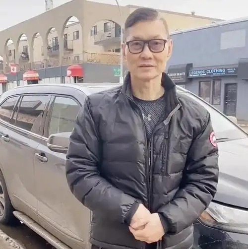 戏骨周比利罕见亮相,回加拿大拳馆追忆往昔,64岁拳风仍快出残影