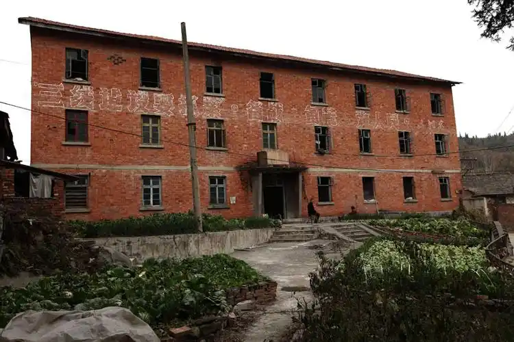 显示全部楼层   这栋红砖红瓦三层楼