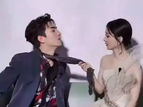 赵丽颖作为一位经验丰富的女演员,对于林更新的回答也表示了理解和