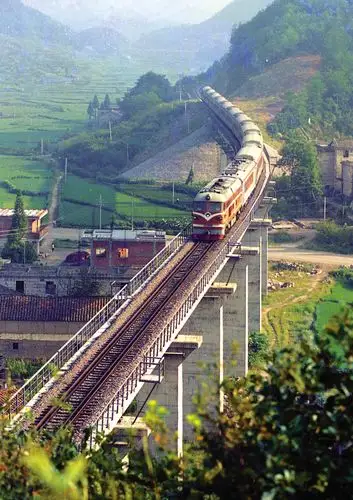 金温铁路雄姿. 记者 徐斌 摄