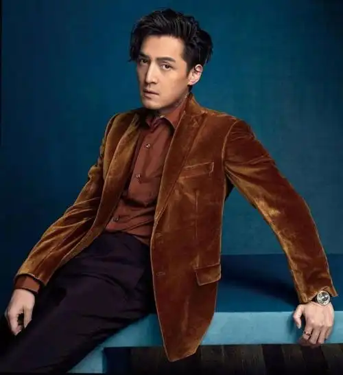 有一种发型叫"胡歌长发",网友:半年不剪发,不洗头都没有这效果