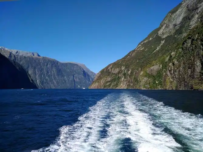 出航,驶向峡湾出海口.