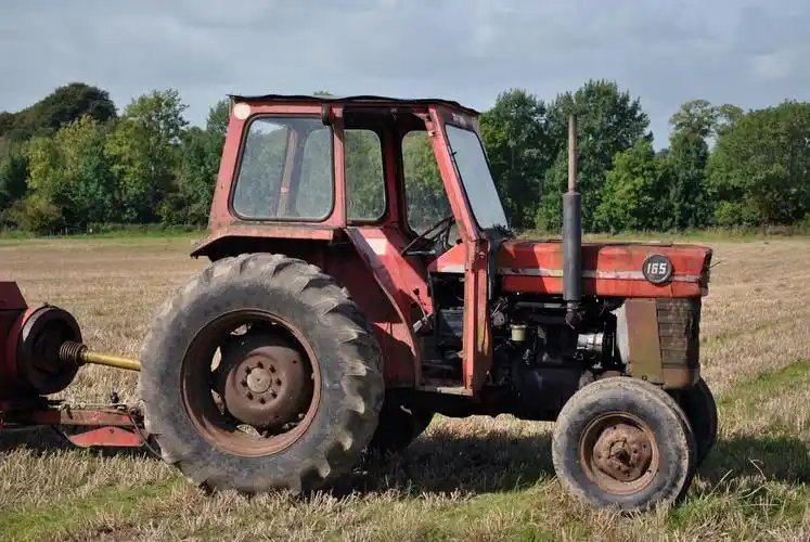 老式拖拉机,在一个字段中的红色复古拖拉机