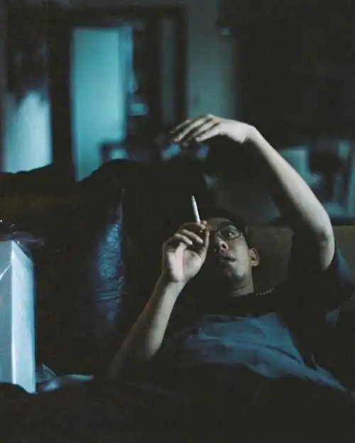 被帅到了刘亚仁抽烟写真