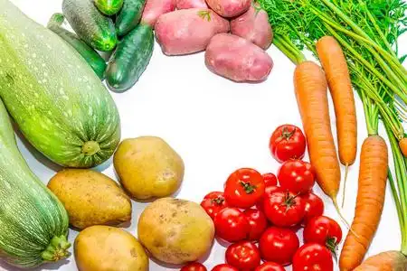 秋天收割.在白色背景的蔬菜.蔬菜做饭.