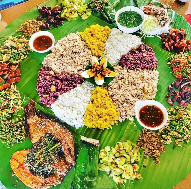 傣族手抓饭是云南西双版纳傣族的特色美食:它是先在桌子上铺一层冼