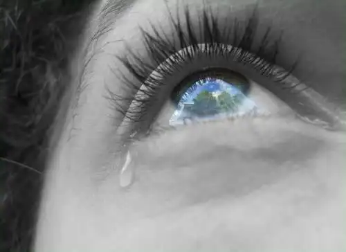 流泪的图片唯美点 配伤感qq说说流泪图片