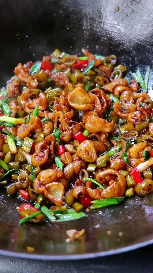 酸辣椒炒猪大肠,炒肥肠家常做法