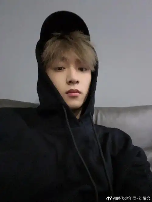 刘耀文黑色连帽卫衣棒球帽随拍##刘耀文的炸毛刘海