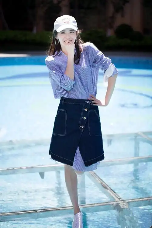 江铠同越来越会穿了露肩上衣配休闲裤秀好身材气质超迷人