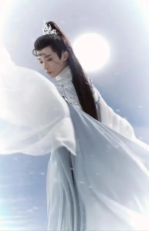 ai少年#刘宇今晚的造型新鲜出炉,月与光影之下衣袂翩翩,高马尾 汉服