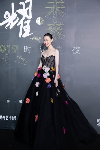 倪妮黑色抹胸手工花朵高端年会红毯主持人演出生日派对晚礼服2024