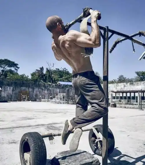 杰森斯坦森为什么会秃头(一个最帅的秃头男人)(4)