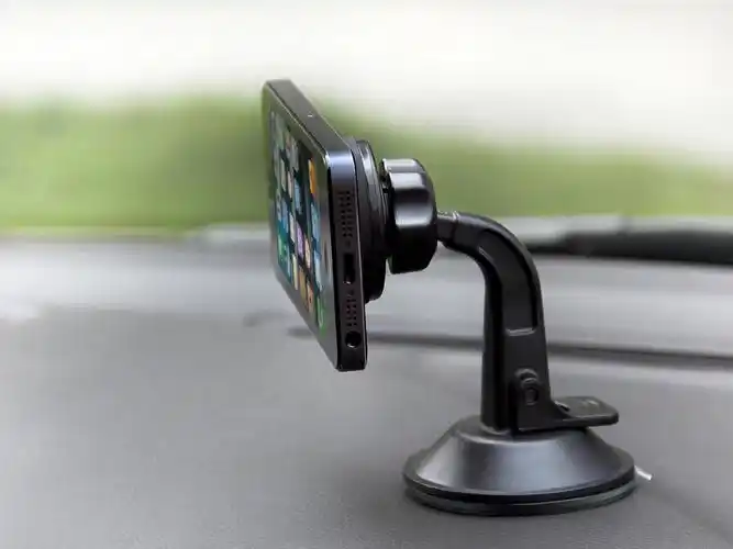 展开全部 可以用车载吸盘式手机支架,iholdon这款,挺好用的.