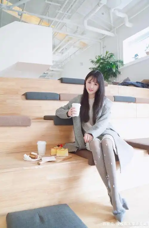 穿白色丝袜,展现浓浓的少女气息!