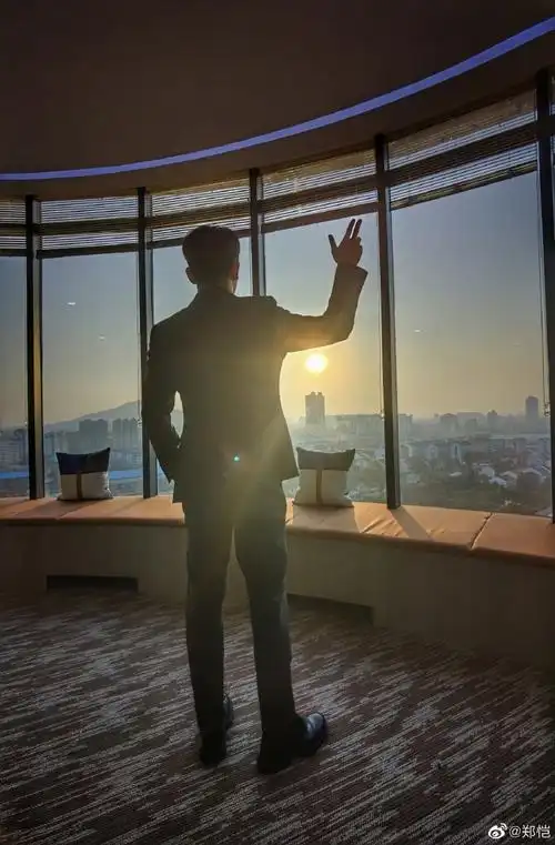 也平凡全员晒背影挥手告别##也平凡大结局