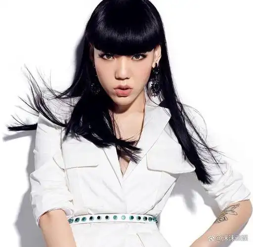 自大嚣张的歌手吴莫愁,最终为她那独特又张扬的个性付出了代价
