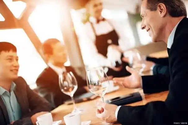 工作中,喝酒应酬是不可逃避的一个话题,饭局上吃的是饭,可是做的却是