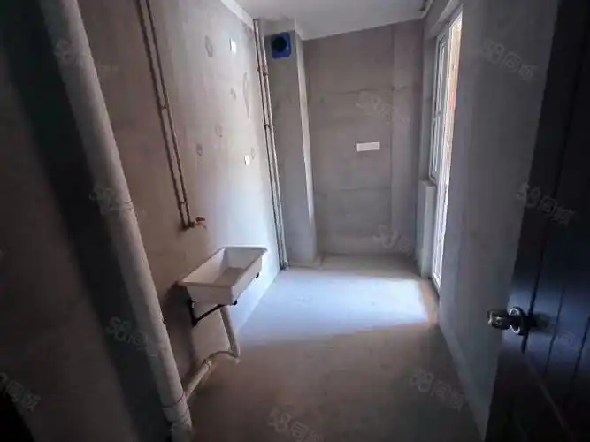 【8图】新顾城 两房一厅 毛坯整租 一楼 随时看房