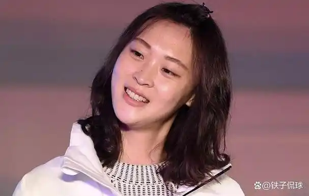 大家都知道惠若琪,是中国女排的前任队长,而且她的样貌长得也十分的