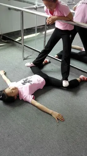 小伙伴合作踩胯