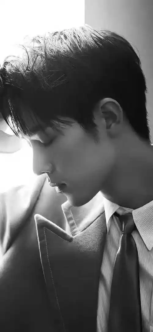 很喜欢肖战微微侧脸的照片第一张捧着花的是我心中最喜欢的侧颜照片
