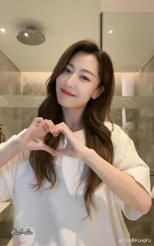 白冰,一个深受大众喜爱的演员,以其独特的魅力和精湛的演技在娱乐圈中