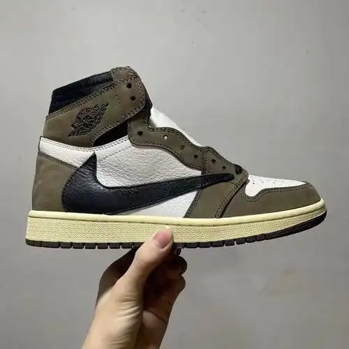 鞋帮高度:高帮闭合方式:系带适用场景:休闲风格:运动风制鞋工艺:缝制