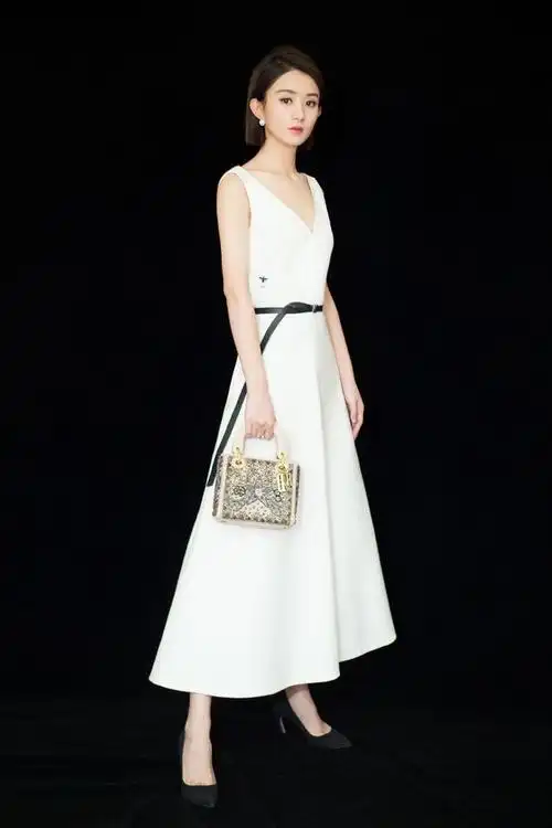 赵丽颖出席某活动,身着迪奥白色礼服,小腰盈盈一握,倍显优雅时尚气质.