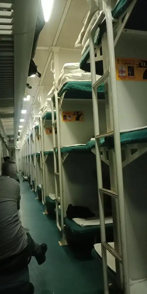 火车硬卧是什么样子 火车图片真实照片插图