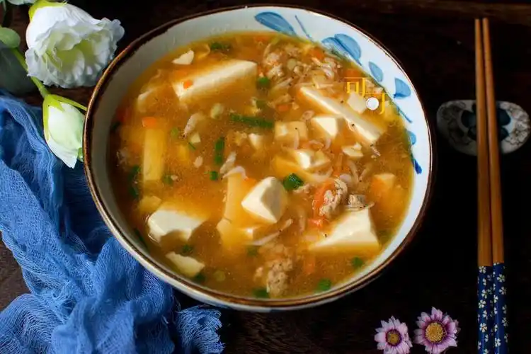 秋天多喝这碗豆腐汤,防秋燥能补钙,味道好,上桌一人先喝一小碗