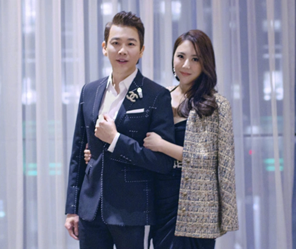 51岁陶喆携娇妻看豪宅,戴鸭舌帽露两鬓白发,腹部凸起发福明显_江佩蓉