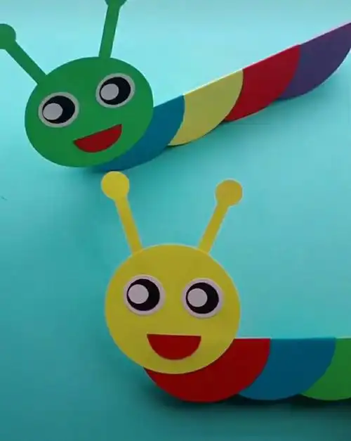 将毛毛虫的头和身体粘贴起来,可爱的毛毛虫就制作完成了.