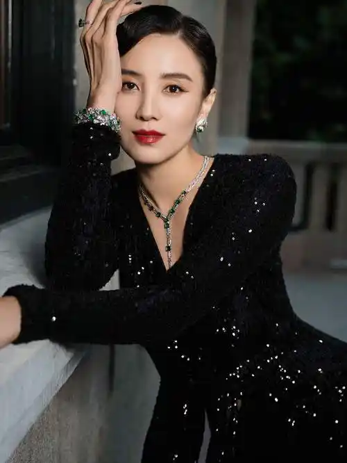 宋佳亮片礼服复古造型尽显高贵优雅 佩戴高级珠宝诠释独特韵味|宋佳