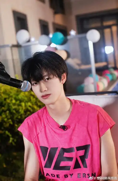朱志鑫粉色t恤随拍##朱志鑫派对随拍