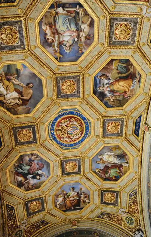 教堂(sistine chapel)以米开朗基罗所绘《创世纪》穹顶画,及壁画