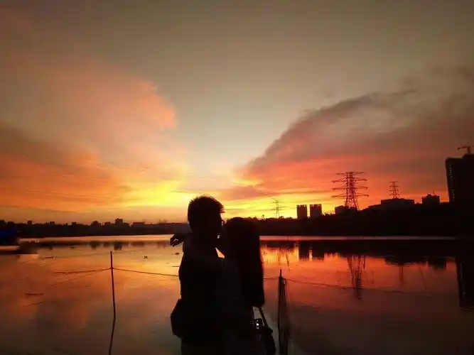 热恋篇 两个人在一起,随心而行 不用理会别人的目光 爱会令彼此越走越