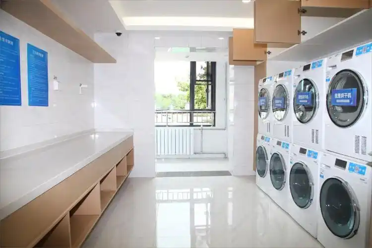 装修一新的宿舍楼走廊明亮整洁,研讨室,健身房,公共厨房,洗衣房等生活