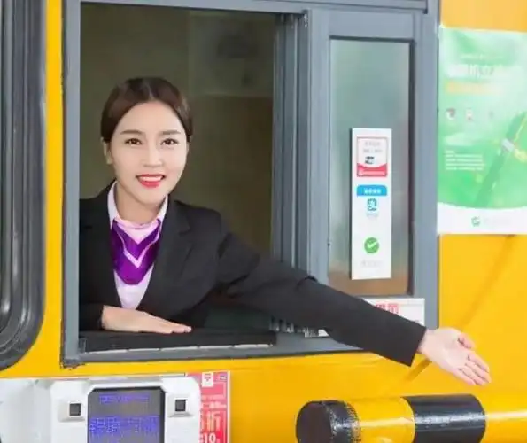 600万粉丝的高速收费员粉丝千里赶来过站四次只为见她一面
