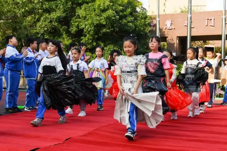 废旧物品大变身上演环保时装秀