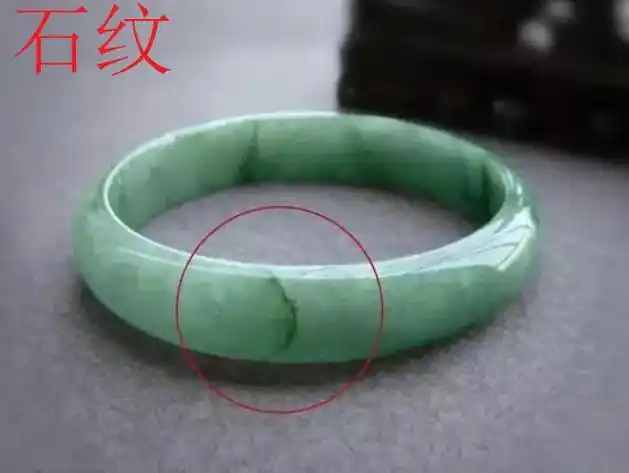 你会分辨吗?裂纹和石纹仅一字之差,翡翠价值立马相差数百倍  第13张